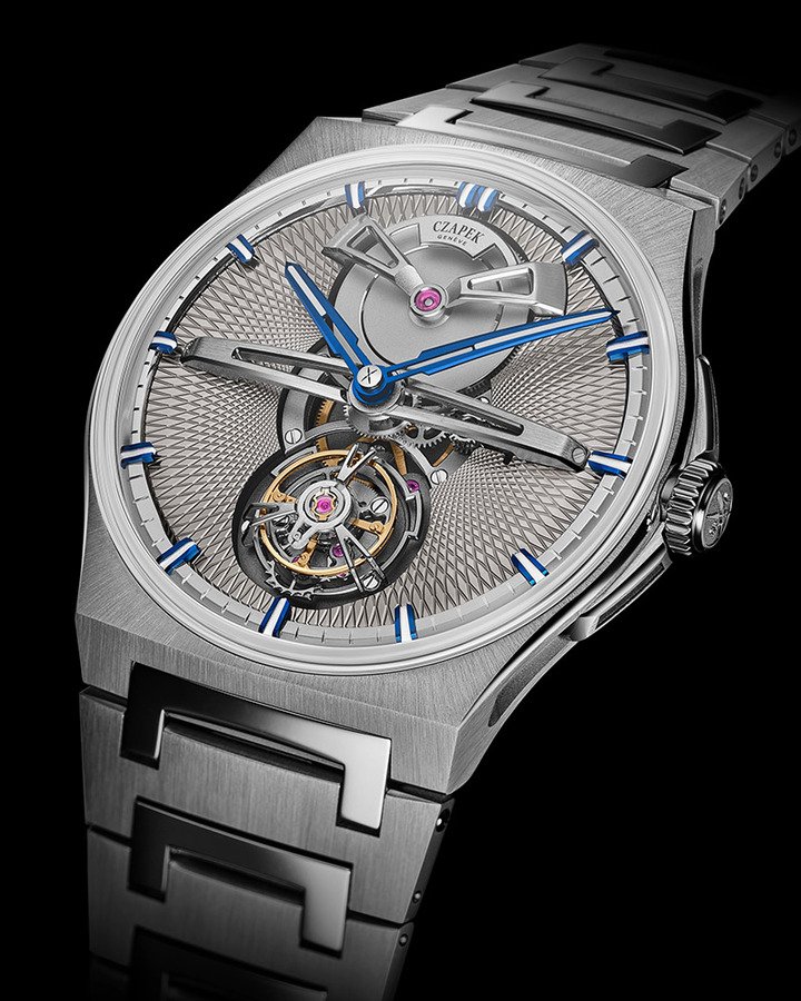 Antarctique Tourbillon提供三种颜色选择，其中Secret Alloy表盘款，限量50只，参考售价：¥ 631，000。