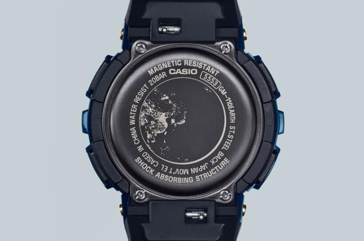 手表底盖呼应正面设计主题，以雷射雕刻刻上夜间地球图样。