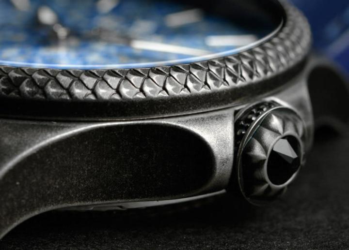 灵感来自亚瑟王由龙鳞组成的盔甲、利用哥德式建筑的尖拱特征互相重叠形成细腻而立体的龙鳞表壳，配搭霸气具个性的王冠形龙头、散发着神祕的王者风范