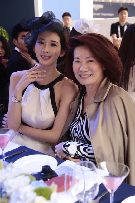  国际女星林志玲与斯沃琪集团中国区总裁陈素贞女士合影，完美展现典雅端庄的明星气质