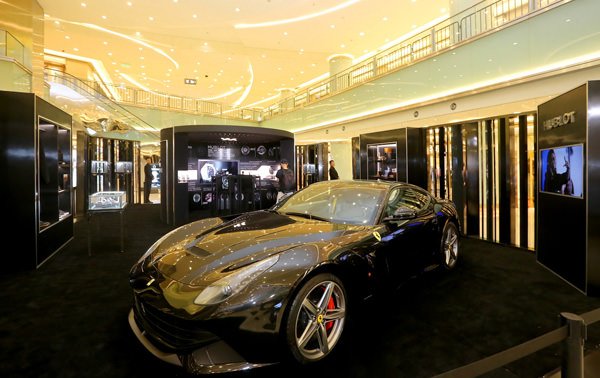 宇舶表“全黑”理念十周年中国巡展-全黑法拉利跑车