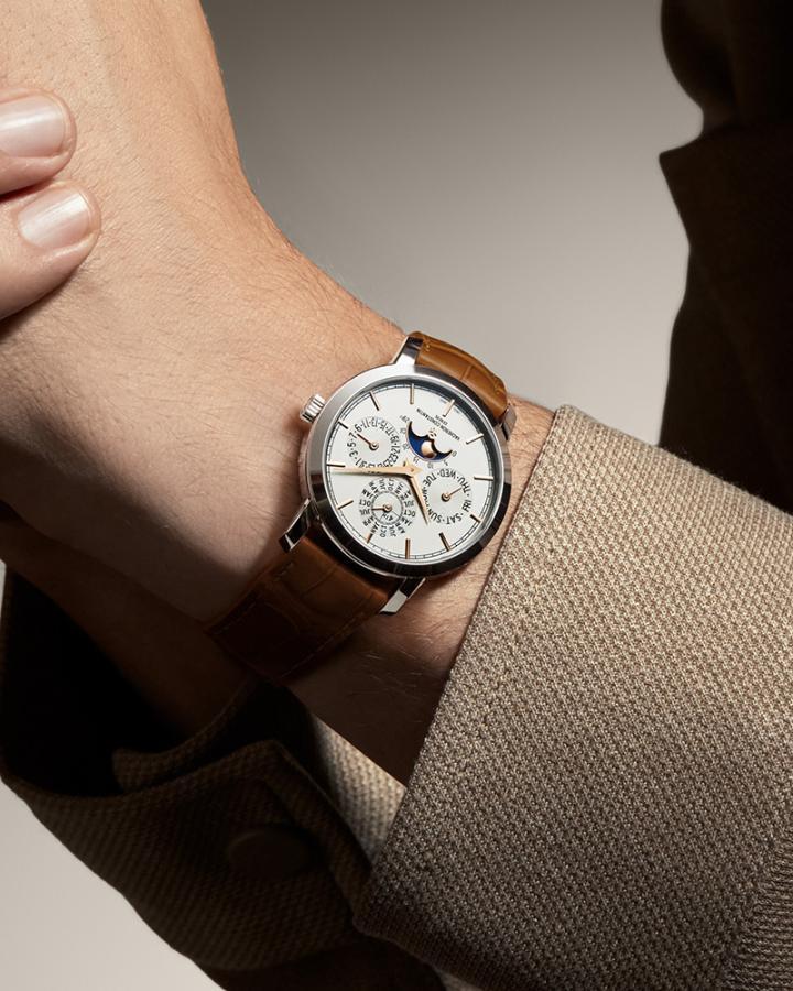 三款全新 36.5 毫米 Traditionnelle 超薄万年历腕表以现代设计风尚，重释传统高级制表规范，生动彰显江诗丹顿在技艺与美学、传统与现代之间寻求精妙平衡的制表哲学。