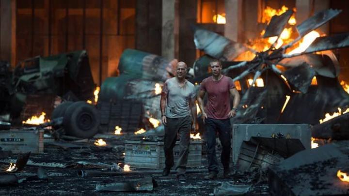 《虎胆龙威》新作最吸引人的,当数约翰麦克莱恩和儿子父子两代硬汉的炫目联手。