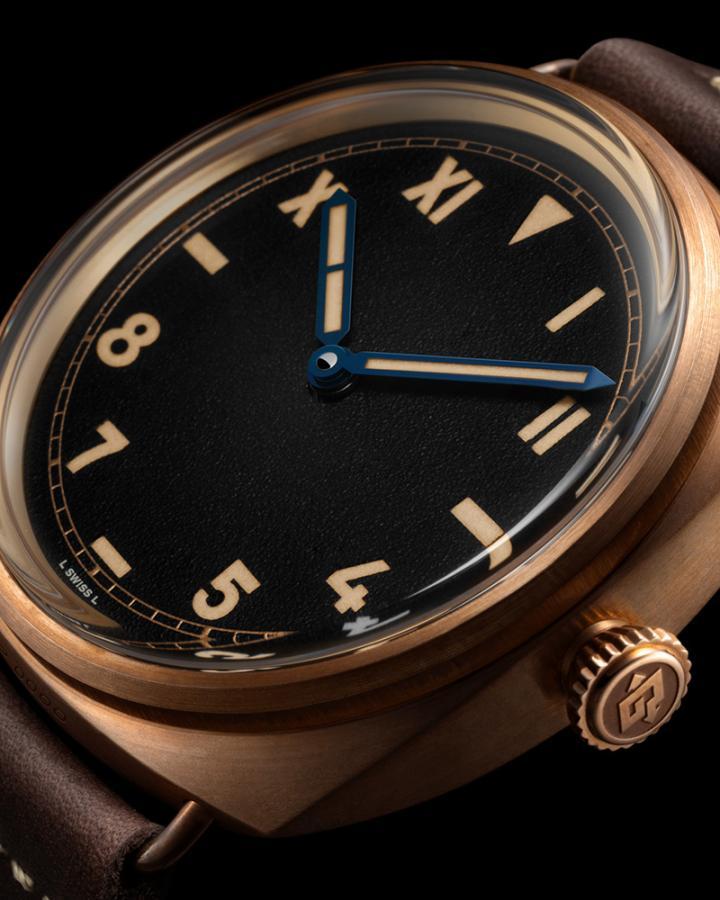 PAM01729 搭配加州表盘，一半采用罗马数字，一半采用阿拉伯数字时标，此独特设计深受藏家喜爱。