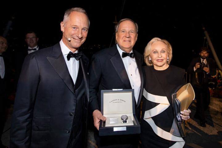 （左起）朗格行政总裁Wilhelm Schmid （左）与优胜者David Sydorick伉俪于颁奖典礼上合照