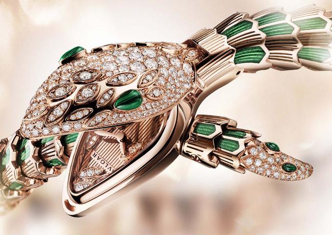 Serpenti系列透过精巧无比的设计手法，将顶级珠宝手镯与华丽时计完美融合为一