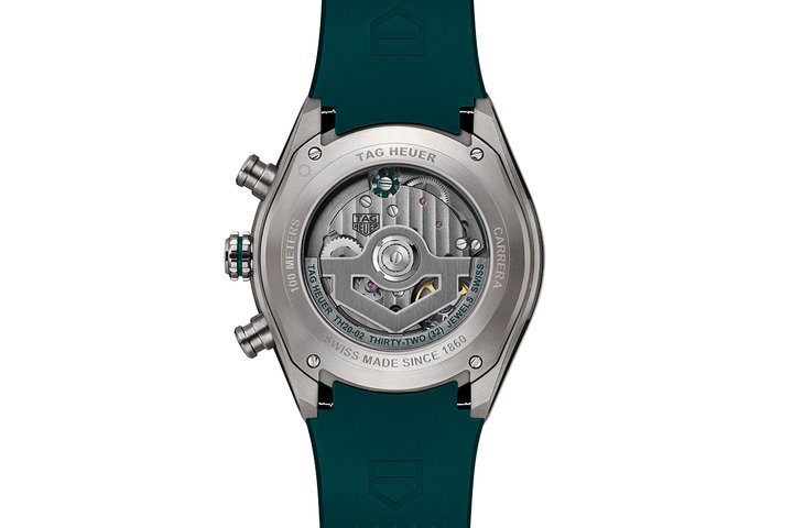 Carrera Chronograph Twin-Time 两地时间计时腕表，搭载 TH20-02 自动上链机芯，提供 80 小时动力储存。表背上的胜利桂冠图腾，向 TAG Heuer 的赛车卓越传承致意。