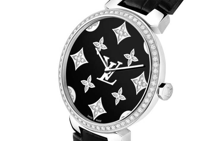 路易威登著名的Monogram花卉、LV Logo等图案，为全新腕表增添经典风情，加上表圈与面盘上钻石的点缀，更显华丽。