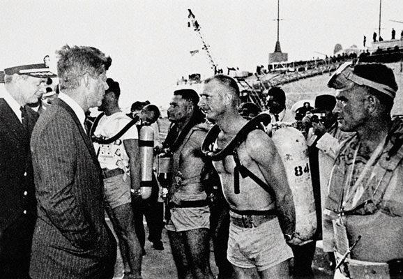 美国前总统肯尼迪检阅美国海军特种部队，突击队队员佩戴的就是宝珀五十噚