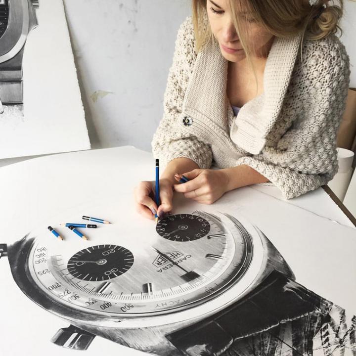 加拿大艺术家Julie Kraulis擅长以铅笔素描描画名片的写实样貌