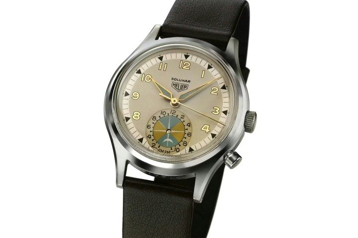 Heuer Solunar 潮汐显示腕表名称结合 "solar（日）" 与 "lunar（月）"，专为显示特定地点的潮汐涨退时间而设计，1949 年于 A&F 纽约门市发售。