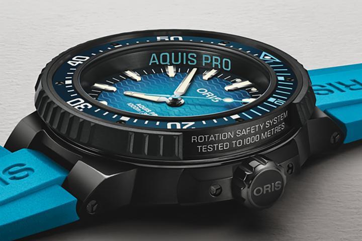 Aquis Pro 1000M 是 Oris 技术性最高的专业潜水腕表之一，表款搭载品牌研发的旋转安全系统 (Rotation Safety System, RSS)，能在设定后锁定，作为电子潜水设备之外的可靠辅助。