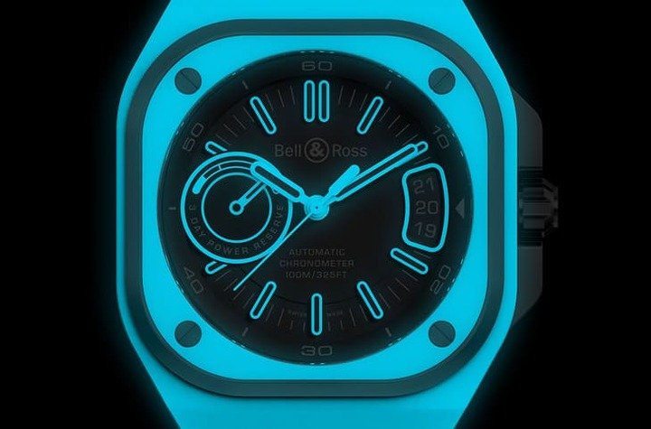 面盘的指针、时标以及动力储存显示刻度等都涂有Super-LumiNova夜光物料，与表壳的夜光效果彼此呼应。