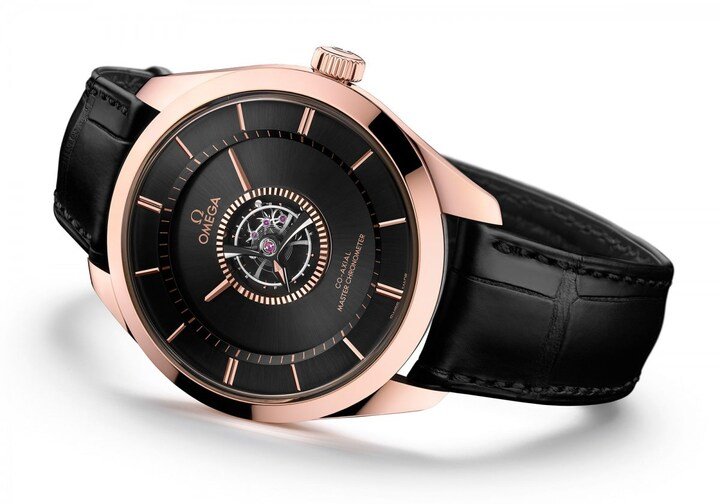 每只表皆由经过千挑万选的欧米茄陀飞轮阁楼工坊（Atelier Tourbillon）钟表师手工打造，并且需要整整一个月的专注工作才能完成