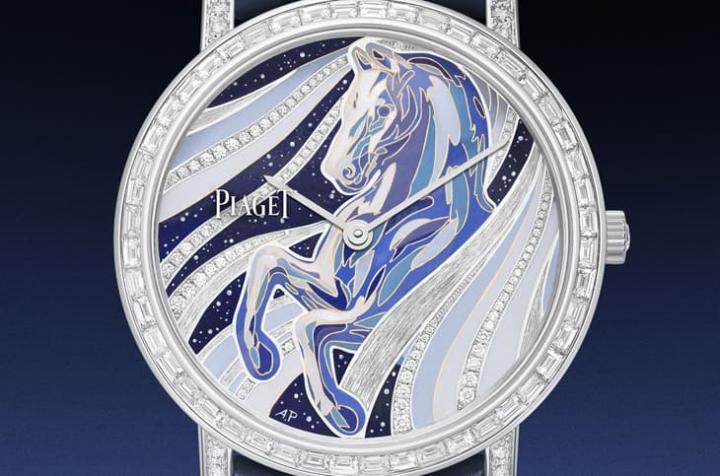 面盘结合手工金雕与掐丝珐琅，并镶嵌美钻，生动描绘骏马跃云的立体神韵。