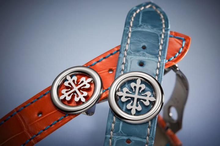 百达翡丽会提供蓝色与橘色鳄鱼皮表带供表主替换，两条表带也都配上白金折叠扣。
