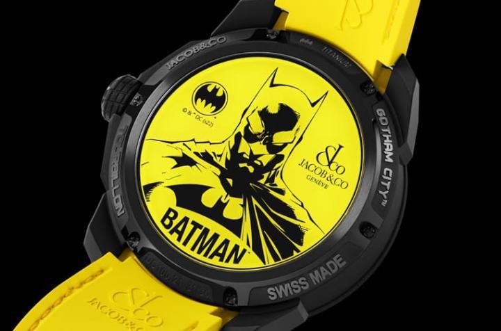 黑色DLC版本表背以雷射技术刻上蝙蝠侠肖像，黄底黑色线条带有强烈漫画风格，让喜爱这位超级英雄的表迷爱不释手。