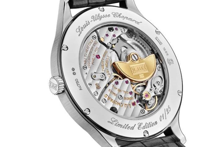 透明底盖映出机芯细腻修饰，金质微型自动盘与日内瓦波纹交相辉映，细节一览无遗。