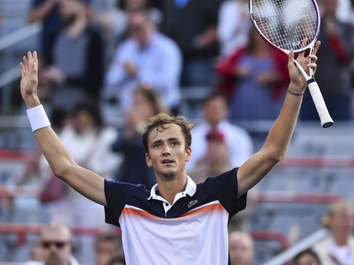 Medvedev在巴塞隆纳公开赛连续第三次晋身世界排名十强，首次在红土上获得ATP巡回赛的决赛资格