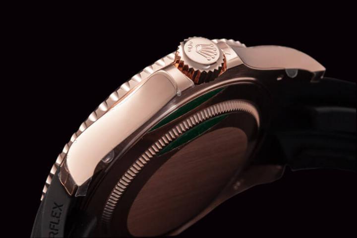 表壳采用劳力士自家生产的永恒玫瑰金，材质本身的化学特性既好，成色也相当特别，搭配黑面黑圈黑表带，视觉上颇具时尚感