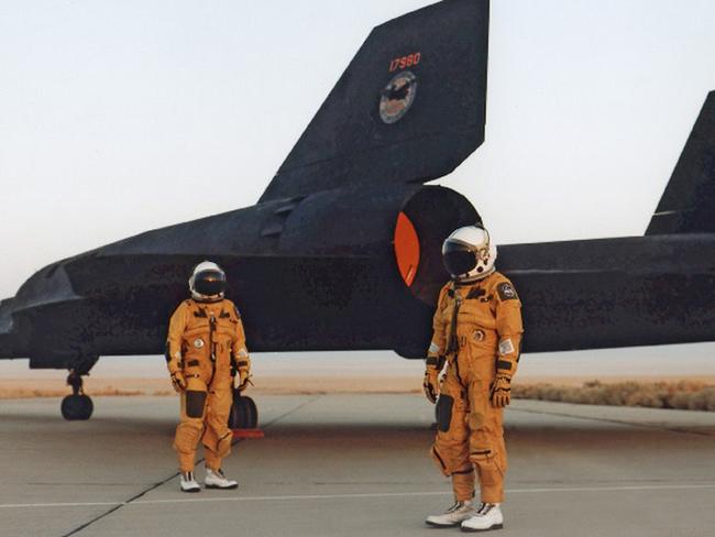 美国军方传奇的Lockheed SR-71 「Blackbird」(黑鸟)侦察机