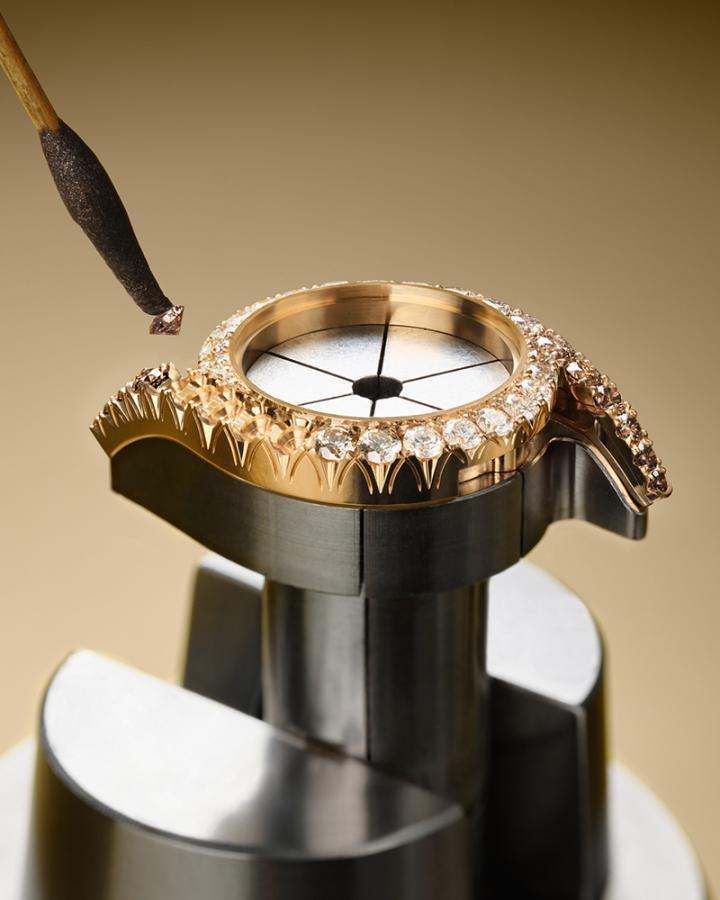 工匠悉心将干邑色钻石依序镶嵌