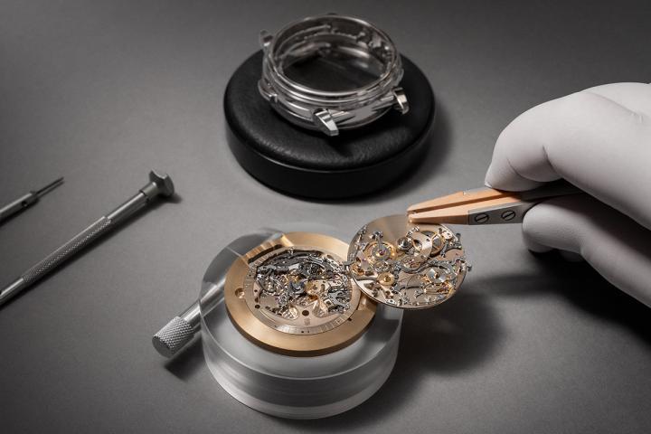 Les Cabinotiers “Cosmica Duo” 搭载全新 2756-B1 机芯，汇集 24 项复杂功能，其中主要为天文功能，同时还配备三问报时和陀飞轮调节装置。