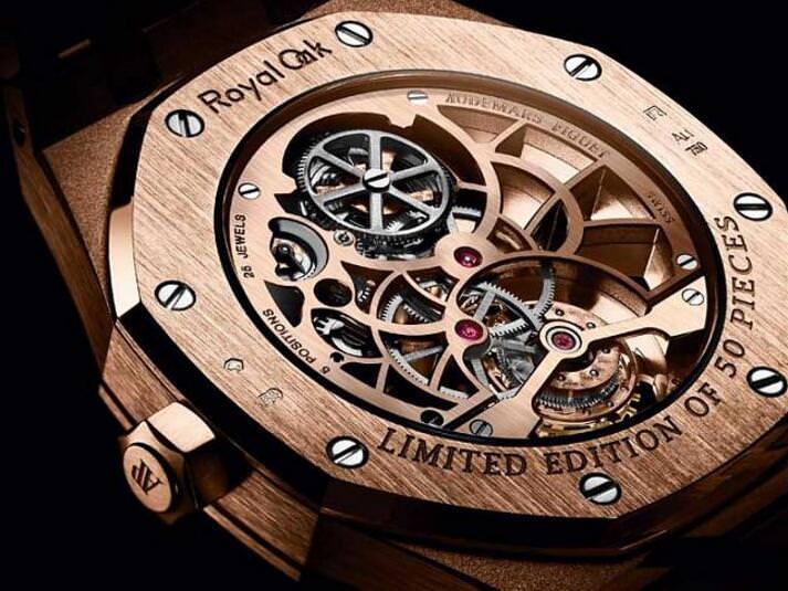 透过表底盖可清楚看见此次玫瑰金款式全球限量50只的字样，更显珍贵