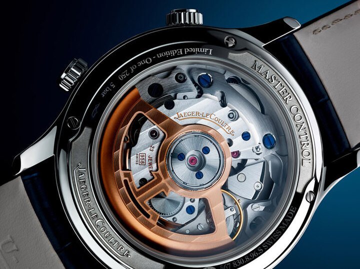 Master Control Memovox Timer大师系列闹铃计时器手表一改过往印象少见采用透明底盖，积家也专程改造了机芯结构，使佩戴者可以一睹报时机制作动的过程