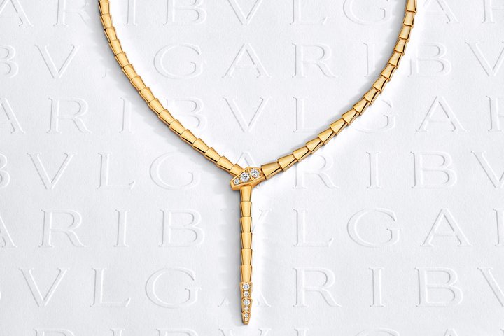 Serpenti Viper 系列 18K 黄金镶钻项链，蛇头及蛇尾饰以密镶钻石。