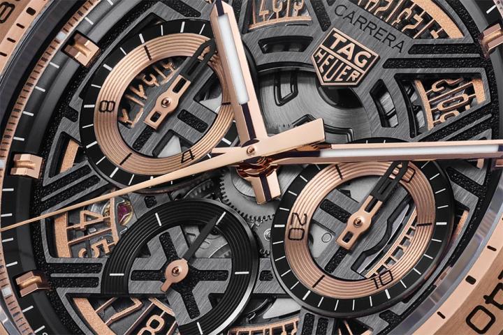 Carrera Chronograph Extreme Sport 计时腕表，镂空表盘呼应了同样的设计理念，从指针、小表盘、凸缘与日期盘皆以玫瑰金细节点缀，构筑出丰富而统一的视觉层次。