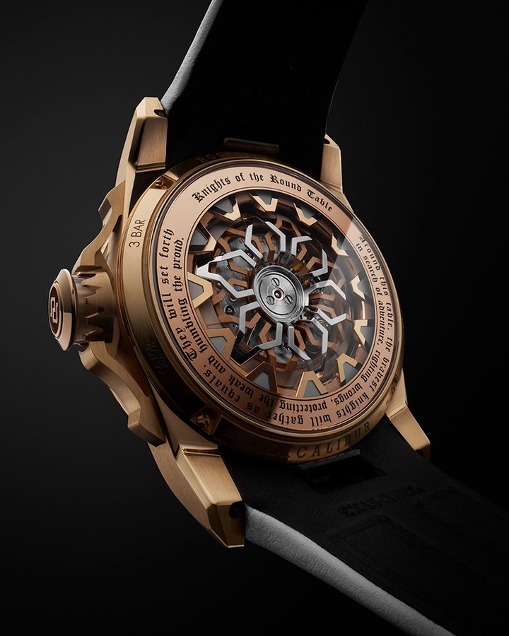 腕表核心搭载 Roger Dubuis 自制的 RD821 自动上链单摆轮机芯，从设计、制造乃至组装，皆于品牌自家制表厂完成。环绕机芯的 45 毫米表壳以 18K 玫瑰金制成，表冠造型灵感来自中世纪剑柄，象征亚瑟王从石中拔出圣剑、命定成为王者的传奇。
