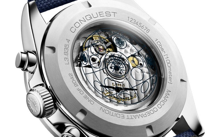 Conquest Marco Odermatt联名限定腕表的底葢饰有水晶雪球印花，而这正是高山滑雪世界杯的象征，以及冠军选手Marco Odermatt在过去两季连续夺下的冠军奖杯。