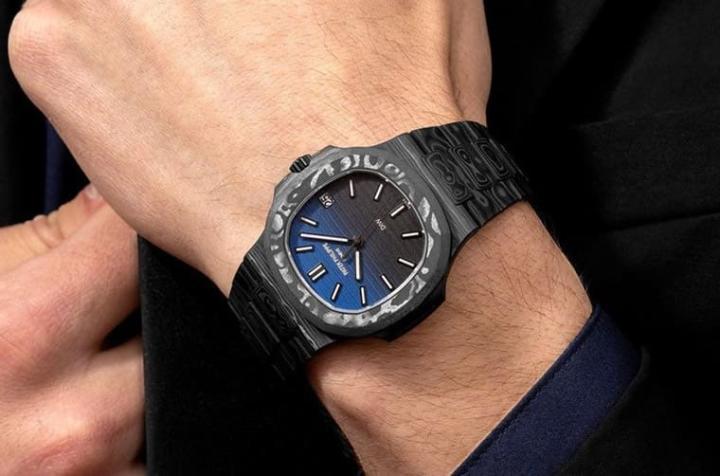 DiW阔别一段时间后再推出新款百达翡丽Nautilus 5711 The Black Grail，不过这次是”G-Blue”渐层蓝面版本，而且手表的重量也有明显变轻。Source：Designa Individual Watches
