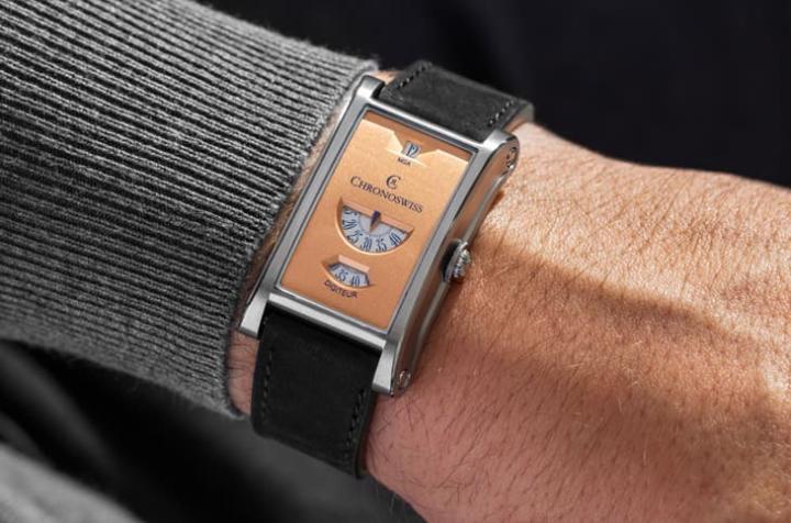 表壳纤薄且洋葱型表冠底部平整化，贴合手腕舒适，兼具经典代表性与现代佩戴便利。