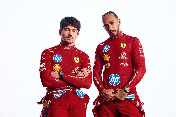 法拉利F1车队赛车手Charles Leclerc(左)及Lewis Hamilton(右)佩戴RM 43-01 Ferrari陀飞轮双秒追针计时码表。