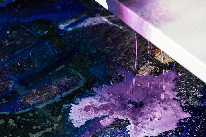在Max Frintrop的创作语汇中，颜料滴落于画室地面，不可控亦难以控制，构筑出一场色彩与时间的偶然交会。