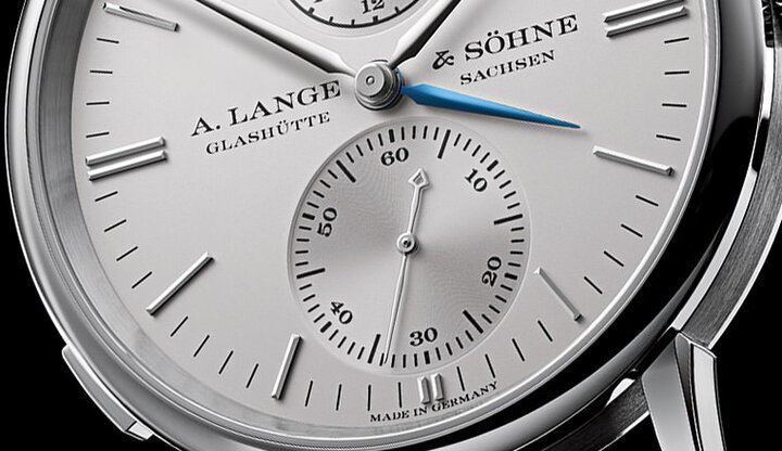 Saxonia Dual Time时标采用实心18K金小时刻度，而3、6、9、12点钟以双棒形嵌块刻度标示，增加易读性