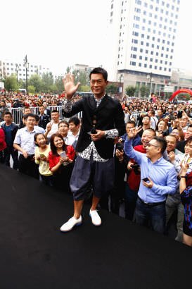 活动现场与粉丝互动