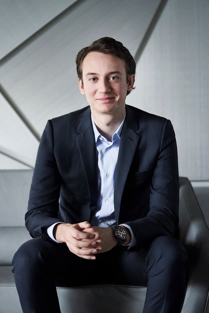 Frédéric Arnault现年不到30岁，他在学校毕业后先是到其他公司历练，直到2017年才加入父亲的事业帝国，并开始带领泰格豪雅拓展数位领域