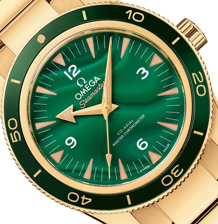 与现行的Seamaster 300腕表相较，新款包括表径、防水性以及指针时标样式等都一模一样，不过新款换上了8913机芯，在机芯的细节配置上还是有一点差别