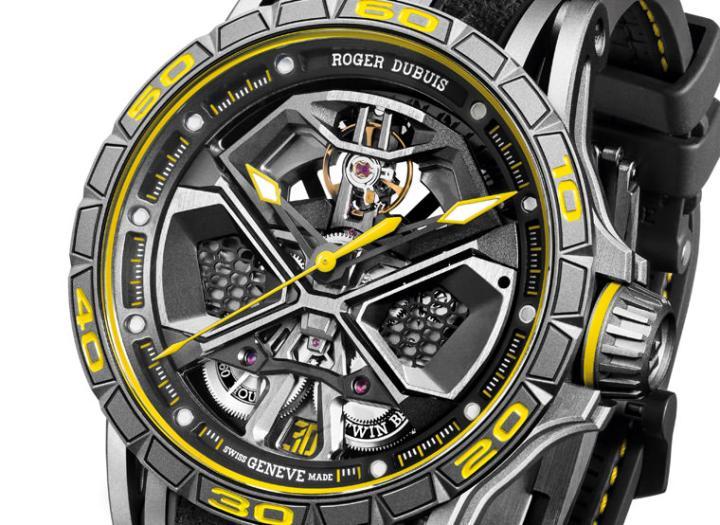 表款的功能趋于三针加日期的简约，但是面盘依旧融入引擎室拉杆、进气格栅、油箱与扰流板等源自超跑的元素