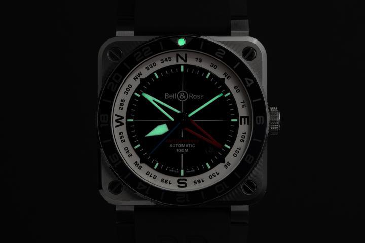 镜面下黑色表盘与内表圈搭配四大方位时标与分钟轨道。时针与分针覆以白色 Super-LumiNova® X1 绿色夜光涂层。