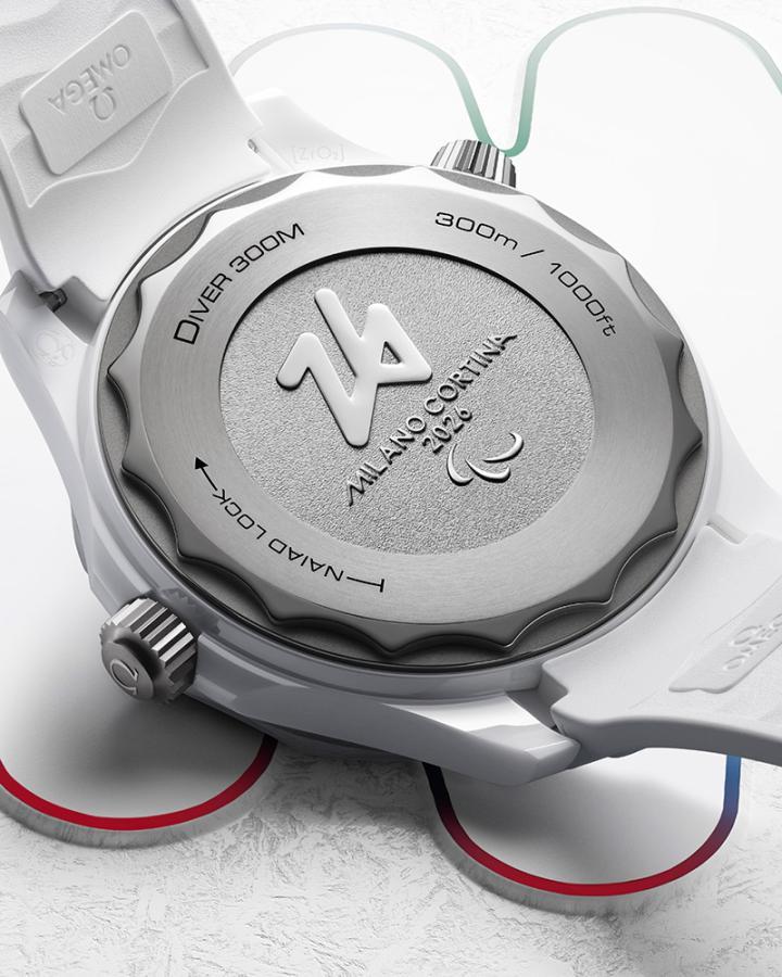 在五级钛金属底盖上，欧米茄压印 Milano Cortina 2026 官方徽章，使这只腕表永久连结第 14 届冬季帕拉林匹克运动会的历史时刻。