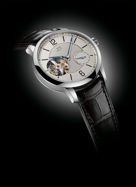 GREUBEL FORSEY 24秒陀飞轮将陀飞轮一改过去装置于表面上，改为安置在表背的球体蓝宝石水晶里面，这也是GREUBEL FORSEY首度采用的做法