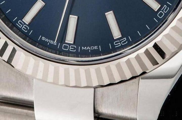 玫瑰金和黄K的半金款链带中间的一排也使用了贵金属，但白K半金款的整条链带都是不锈钢的。Flash-fit跟表耳间的空隙劳力士应该是目前市售表款中最小的，即便是同样以外装金工见长的表厂都仍略逊一筹