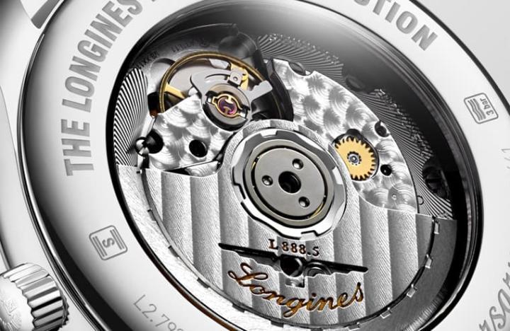 L888.5机芯蕴含硅游丝零件，有助提升手表走时精准度，机芯零件的打磨修饰体现出品牌百年工艺火候。