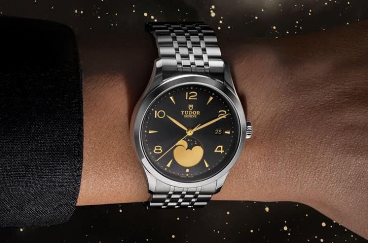 39mm 尺寸带来恰到好处的平衡感，既不过于隆重也适合日常佩戴，七排链节不锈钢链带结合磨砂与抛光工艺，质感优雅并紧贴手腕，舒适且坚固耐用。