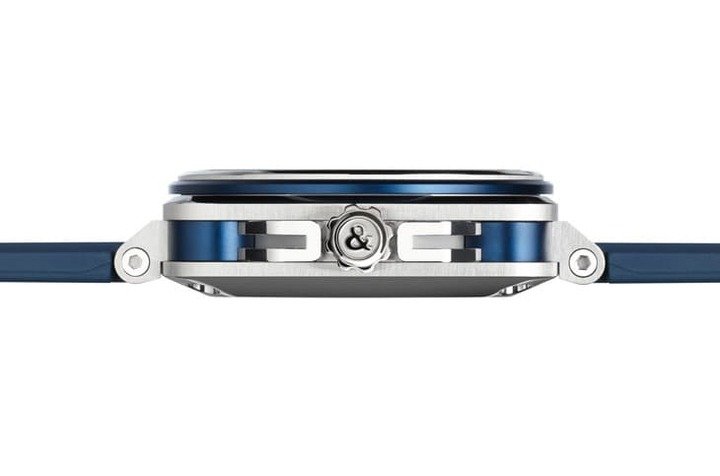 BR-X3 Blue Steel 以缎面与抛光不锈钢展现层次，搭配蓝色阳极氧化铝细节，灵感取自太空衣，多层结构强化专业感，融合金属与蓝调对比，突显未来感。