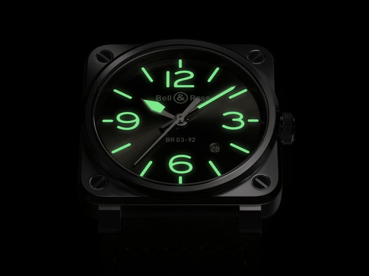 Super-LumiNova® C3夜光材料的应用而具备超强易读性，无论白天黑夜，均清晰易辨。炭灰色面盘饰以太阳纹图案，强势存在感让人无法忽略；时针分针、时标以及大号贴纸数位 3、6、9 和 12 的颜色让人不禁想起秀场上的光照环境：浓郁绿色，光芒耀眼